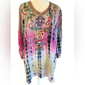 CALESSA Embroidered V Neck Tie Dye Boho Artsy Tunic Floral Blouse Sz S Rayon